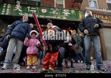 Tausende drängen sich die Straßen von New York City s Chinatown Chinese New Year Feiern Stockfoto