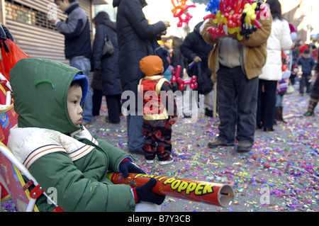 Tausende drängen sich die Straßen von New York City s Chinatown Chinese New Year Feiern Stockfoto
