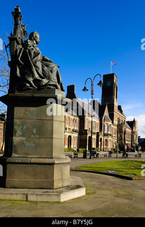 Victoria Square in St.Helens Merseyside mit Rathaus und Statue von Königin Victoria. Stockfoto