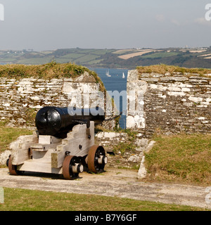 Eine Pendennis Castle Canon weist darauf hin, über Carrick Roads, Falmouth Stockfoto