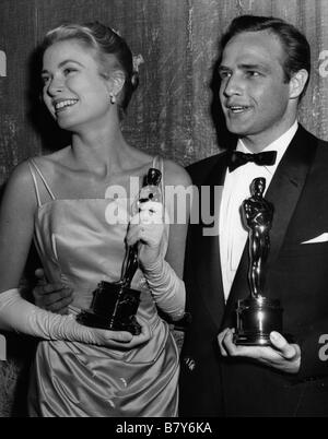 De Cérémonie des Oscars 1955 Marlon Brando erhält einen Oscar als bester Schauspieler in einer Hauptrolle Jahr: meilleur Akteure zweite Rolle - in der ur Les Quais", "auf dem Wasser": 1954 USA Grace Kelly erhält einen Oscar Beste Stockfoto