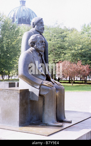 Berlin, Friedrich Engels, links und Karl Marx, Recht, betrachten den Fernsehturm, von einem Sockel in der Marx-Engels-Forum... Stockfoto