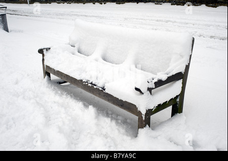 Eine Bank, die verschneiten entlang der Themse Stockfoto