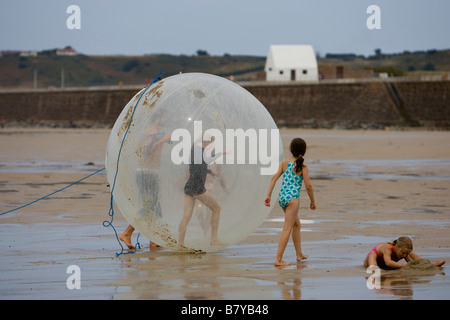 Wasser-Zorbing-Spaziergang am Wasser Ball Meer St Ouen fünf Meile Strand Jersey, The Channel Islands Vereinigtes Königreich Großbritannien Stockfoto