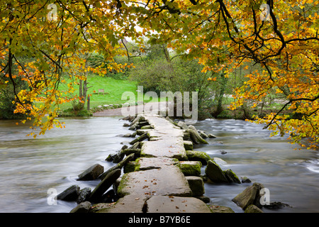 Tarr Steps Klöppel Brücke über Fluß Barle, Exmoor, Somerset, England Stockfoto