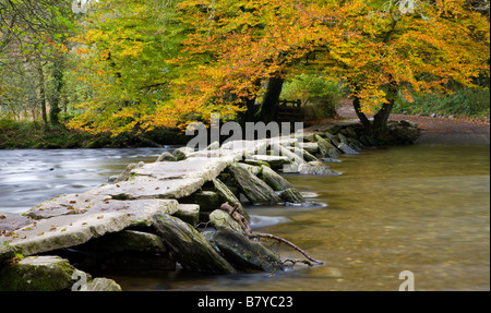 Tarr Steps Klöppel Brücke mit Herbstlaub neben dem Fluß Barle Exmoor Nationalpark Somerset England Stockfoto