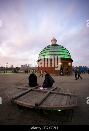 Sonnenuntergang am Greenwich Foot Tunnel London Borough of Tower Hamlets Greenwich mit Stockfoto