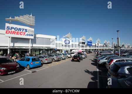 Terrasse des Shop-Einheiten, Birstall Shopping Park, West Yorkshire Stockfoto