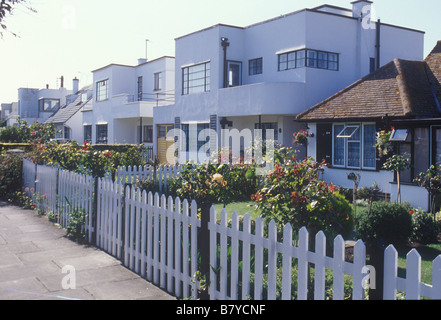 Frinton Parkgrundstück, Frinton-on-Sea, Essex, UK weiße moderne Reihenhäuser, traditionelle Bungalow im Vordergrund Stockfoto