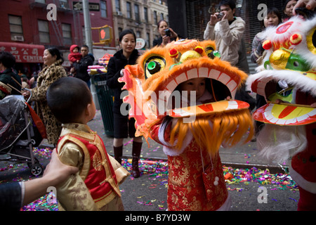 Kind Drachen Tänzer während Chinese New Year in Chinatown New York City Stockfoto