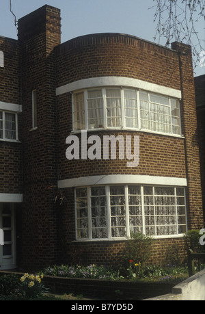 West-London, UK Detail der kundige Fenster in 1930er Jahren Halb freistehendes Vorstadthaus Stockfoto