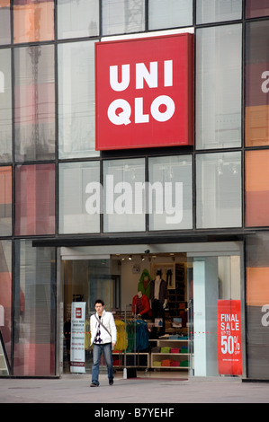 Die Außenseite des neuen Flaggschiffs Uniqlo Store in Sanlitun Pekinger Zentrum Stockfoto