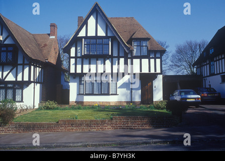Norwood Surrey UK typische Home Counties suburban freistehendes Einfamilienhaus Baujahr 1920er Jahre oder der 1930er Jahre in mock Tudor Bauholz-Rahmenform Stockfoto