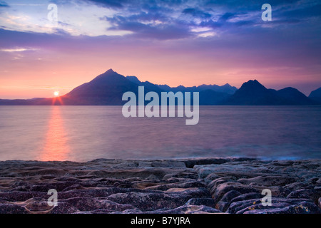 Herrliche Aussicht von Elgol wie die Sonne geht über die Cuillin Berge auf der Isle Of Skye Stockfoto