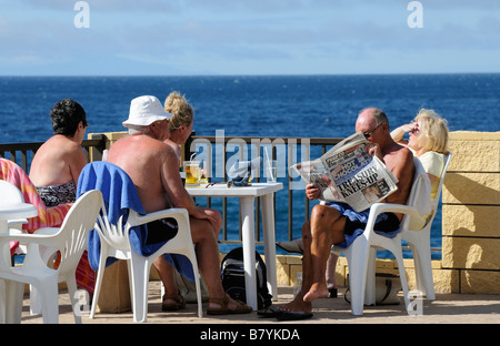 Urlauber genießen das warme sonnige Klima von Los Gigantes Teneriffa Kanarische Inseln Stockfoto