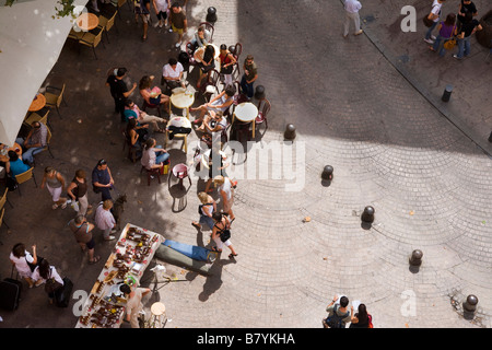 Shopper und Kaffee-Trinker am Ort Verdun Perpignan Frankreich Rue des Fabriques Couvertes Stockfoto
