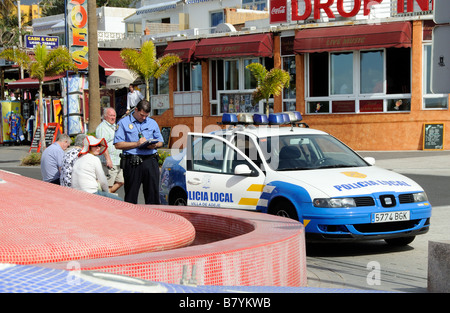 Schauplatz der spanischen männlicher Polizist Verbrechen Notizen am Straßenrand Stockfoto