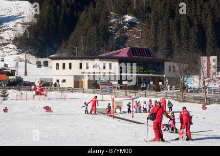 Die Kinder lernen auf Skischule Übungshänge in Alpine Resort in den österreichischen Alpen im Winter Schnee. Rauris Österreich Europa Stockfoto