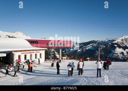 Skifahrer und Wanderer auf der Piste Schnee Neigung durch Hochalmbahn Gondelstation im Nationalpark Hohe Tauern in den österreichischen Alpen. Rauris, Österreich Stockfoto