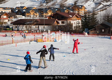 Die Kinder lernen auf Skischule Übungshänge in Alpine Resort in den österreichischen Alpen im Winter. Rauris Österreich Europa Stockfoto