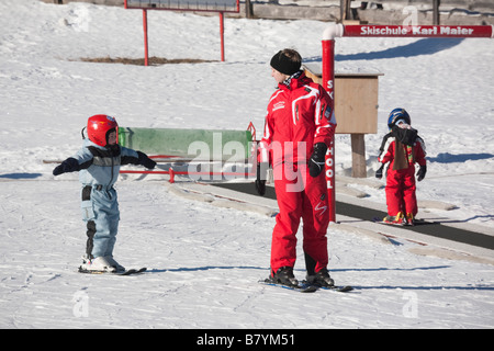 Rauris Österreich Europa Kinder lernen im Kindergarten der Skischule ski Pisten im Winterschnee Stockfoto