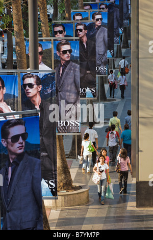 Shopper im gehobenen Einkaufsviertel von Pathumwan Bezirk in Bangkok Zentralthailand Stockfoto