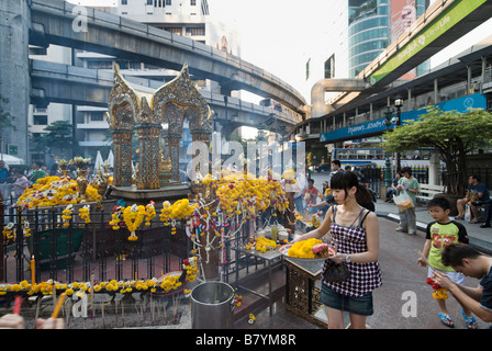 Der Erawan buddhistischen Schrein auf dem Vorplatz des gehobenen Erawan Einkaufszentrum Pathumwan im Stadtteil zentral Bangkok-Thailand Stockfoto