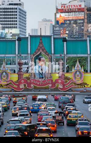 Bild von König Rama IX auf Fußgängerweg über Verkehr Pathumwan Bezirk in Bangkok Zentralthailand Stockfoto