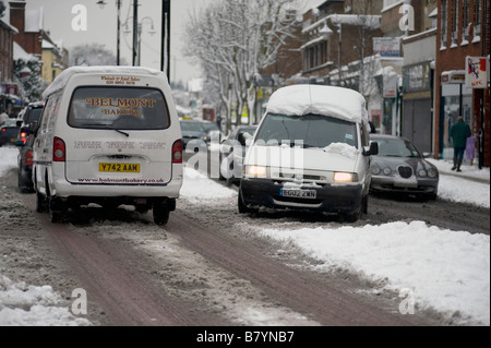 Zwei Busse in starkem Schneefall auf einer belebten Hauptstraße Stockfoto