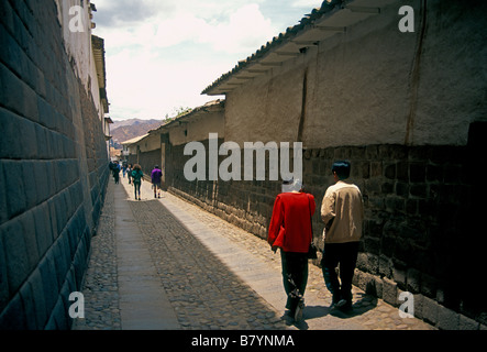 Peruanische Volk, Mann und Frau, Paare, Studenten, Schüler, Wandern, schmalen Straße Calle Loreto, Cuzco, Cusco Region, Peru, Südamerika Stockfoto