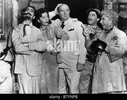 Une nuit à Casablanca eine Nacht in Casablanca Jahr: 1946 USA Les Marx Brothers, Groucho Marx, Harpo Marx, Chico Marx, Lisette Verea Regie: Archie Mayo Stockfoto