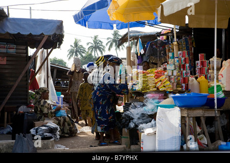 Menschen beim Einkaufen in einem lokalen Markt in Nigeria Poka Epe Stockfoto