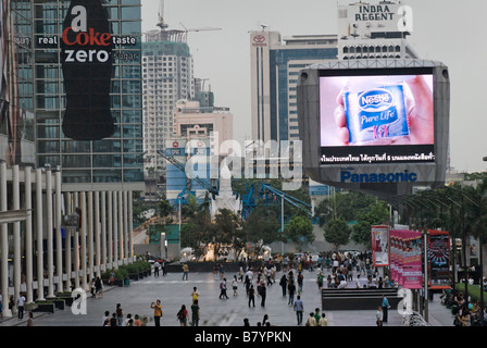 Riesiger Flachbildschirm abgefüllt tv Werbung Nestle Trinkwasser Pathumwan Bezirk in Bangkok Zentralthailand Stockfoto