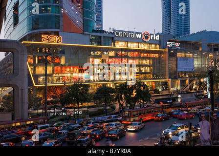 Zentralen Welt gehobenen Einkaufszentrum Pathumwan Bezirk in Bangkok Zentralthailand Stockfoto