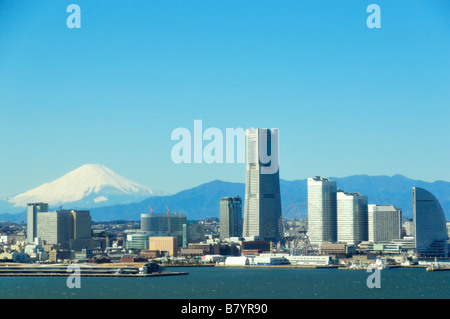 Panorama des modernen Yokohama und des ikonischen Mount Fuji an einem klaren Wintermorgen, Kanagawa Japan JP Stockfoto