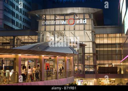 Fußgängerweg Eingang zum Central World gehobenen Einkaufszentrum Pathumwan Bezirk in Bangkok Zentralthailand Stockfoto