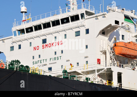 Schiffs-Brücke mit Elektronik Satelliten Kommunikation Radar Antennen Rettungsboot und kein Rauchen und Sicherheit erste Anzeichen Stockfoto
