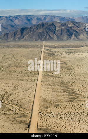 USA Mexiko Grenzzaun und Zufahrt, Yuha Wüste, Imperial Valley, Kalifornien, auf der Suche nach Westen, Antenne Stockfoto