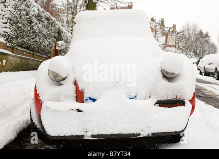 Schneebedeckte Citroen 2CV London UK Europe Stockfoto