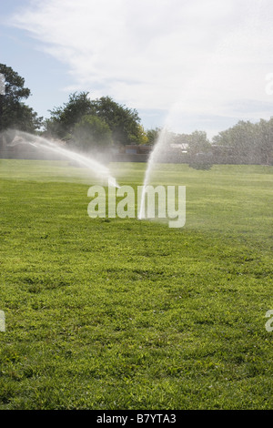 große automatische Sprinkleranlage auf im öffentlichen Park, Rasen Bewässerung Stockfoto