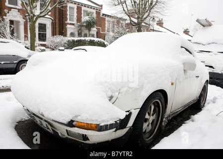 Schneebedeckte Porsche London UK Europa Stockfoto