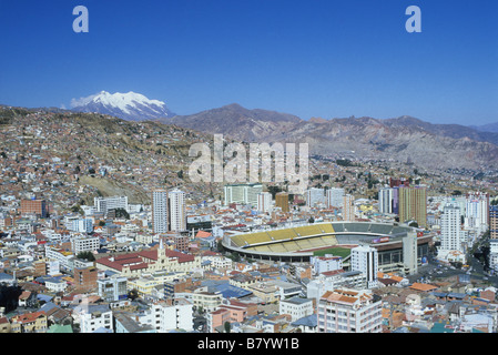 Blick über Miraflores, Hernando Siles Olympiastadion und den Illimani vom Aussichtspunkt Killi Killi, La Paz, Bolivien Stockfoto