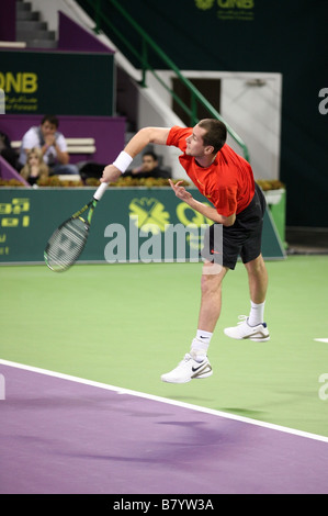 Karol Beck Slowakei dienen gegen Rafael Nadal bei den Qatar Open 7. Januar 2009 Stockfoto