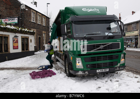 Carlsberg LKW Lieferwagen zu einem lokalen Pub in Downend Bristol im Schnee winter Stockfoto