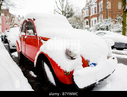 Schneebedeckte Citroen 2CV London UK Europe Stockfoto