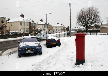 Winterliche Winterszene mit Schnee auf Pfade Autos bedeckt und roten Briefkasten Downend Bristol Stockfoto