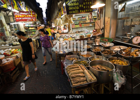 Chinesische thailändische Garküche Verkauf von frisch zubereiteten Speisen zum Mitnehmen Trok Issaranuphap Markt Gasse - Chinatown Bangkok Stockfoto