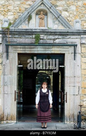 Frau in der Tür Parador Spanien Stockfoto