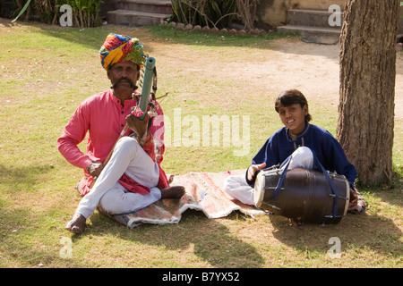 Mann Junge traditionelle Musiker Jhunjhunu Rajasthan Indien Stockfoto