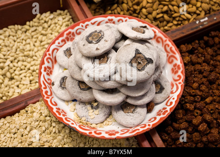 Getrocknete Feigen und sortierte Obst und Nüssen zu verkaufen Trok Issaranuphap Markt Gasse - Chinatown in Bangkok Zentralthailand Stockfoto